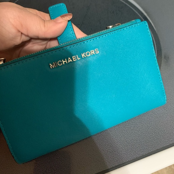 Michael Kors Handbags - Michael kors wristlet Michael Kors Handbags - Michael kors wristlet